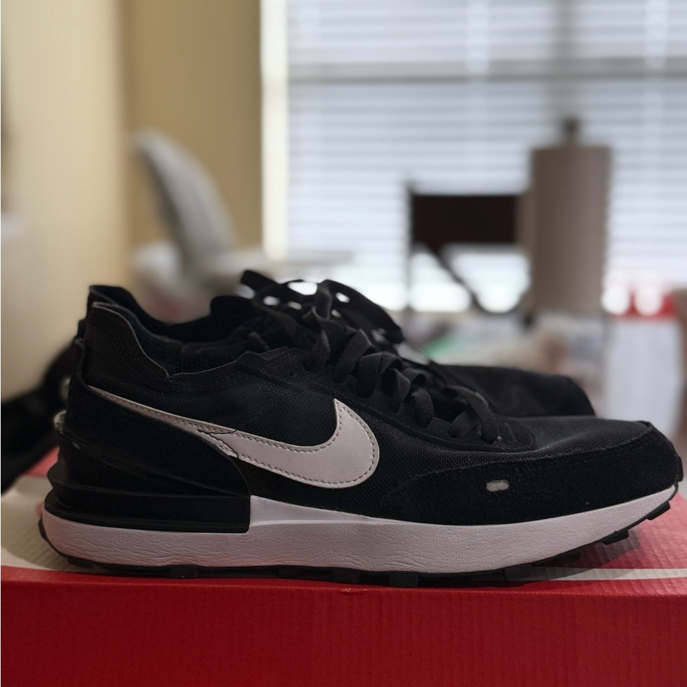 Nike Women's Black and White Sneakers